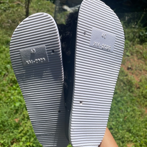 Fur slippers size 7 women’s - Picture 3 of 3